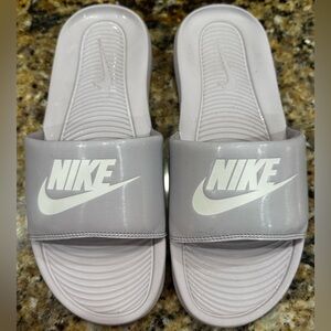 Nike Victori One Womens Slide Sandals Size 8 White Gray Foam Cushion Beach